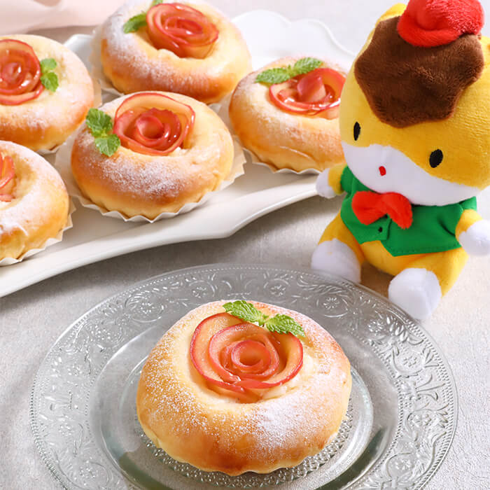 【スタジオ限定】群馬県産りんご「紅鶴」とクリームチーズの花びらパン